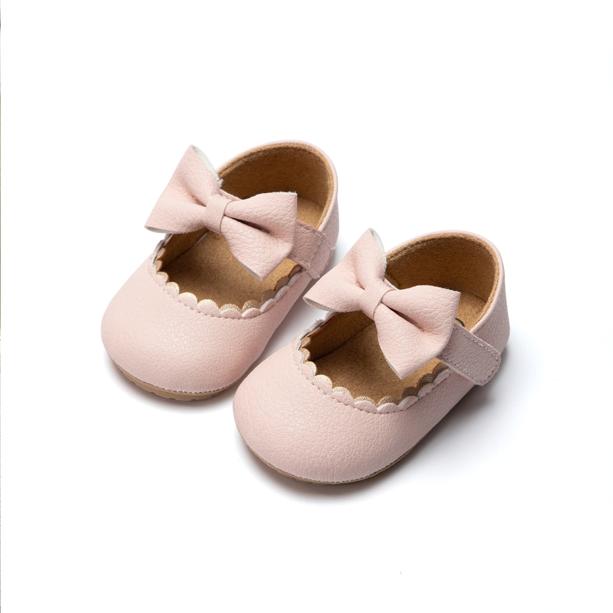 Infant bow Mary Janes shoes.