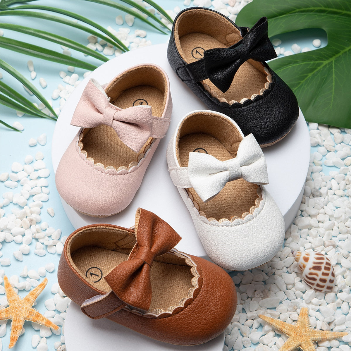 Infant bow Mary Janes shoes.