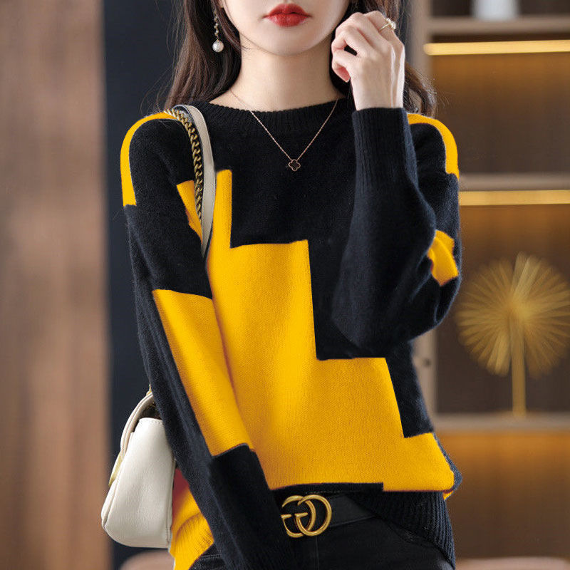Chic autumn O-neck knitted sweater.