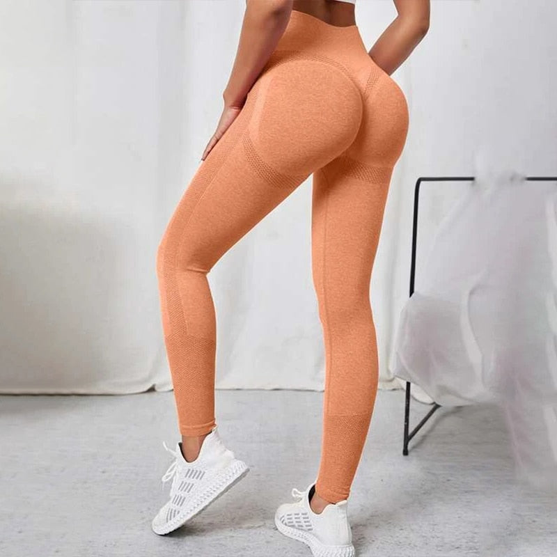 Seamless push-up yoga leggings.