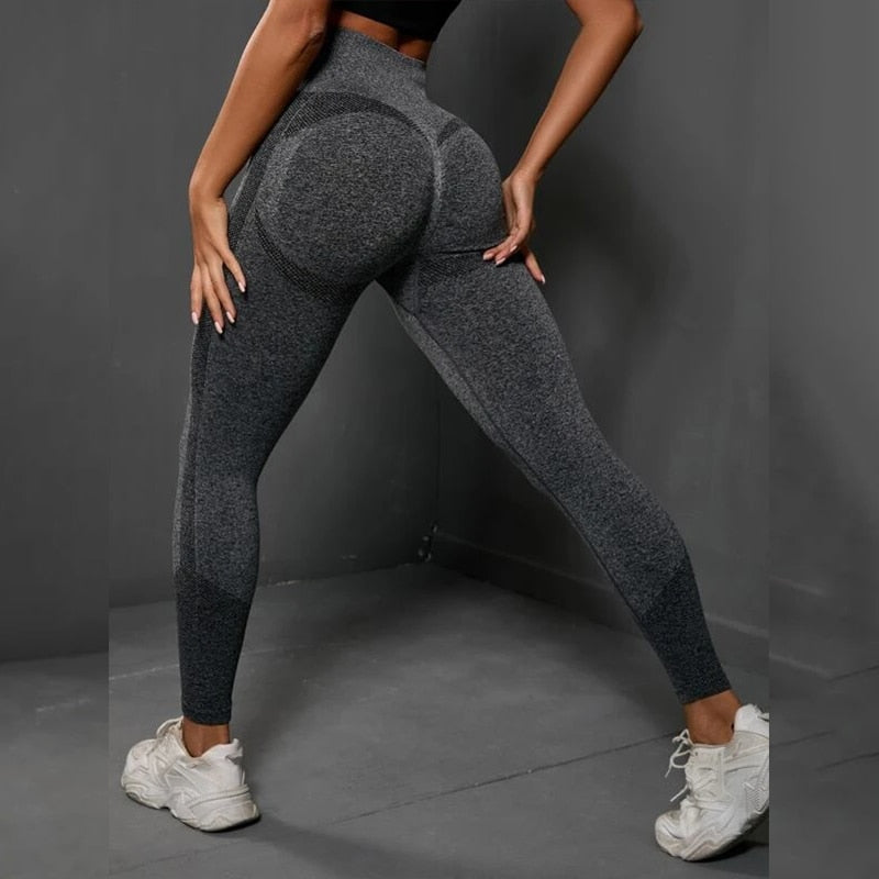 Seamless push-up yoga leggings.